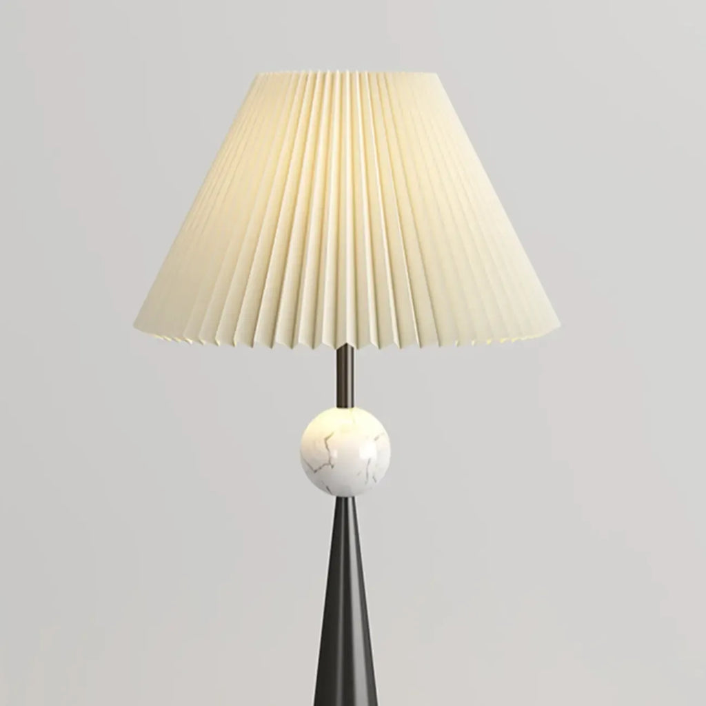 Moderne metalen vloerlamp met taps toelopende voet en stoffen kap