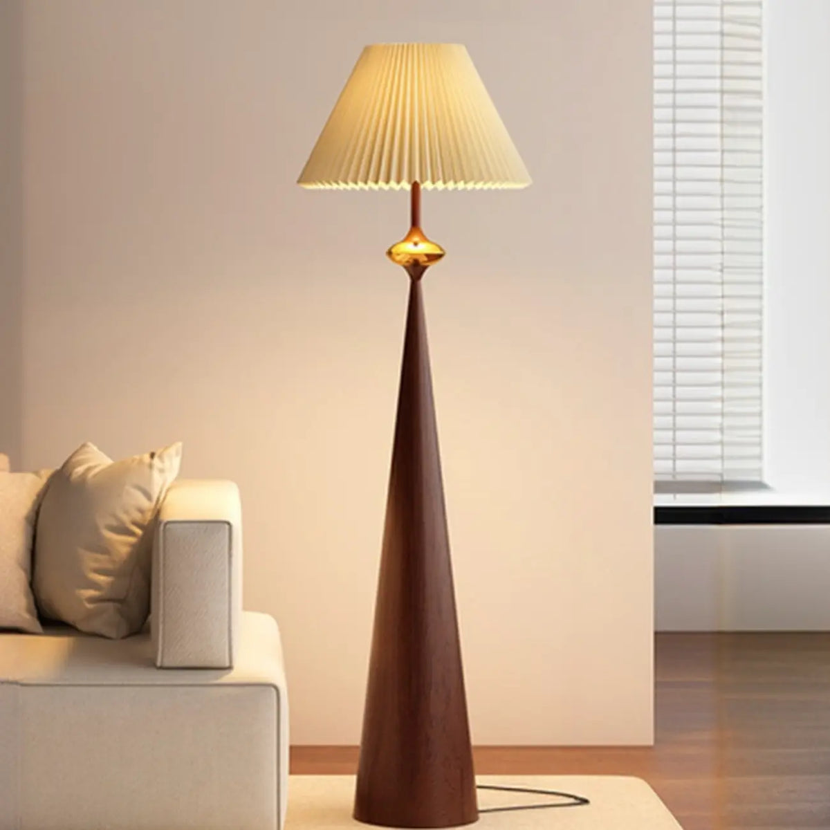 Moderne metalen vloerlamp met taps toelopende voet en stoffen kap