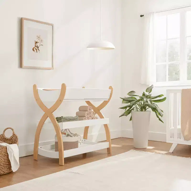 Fasciatoio Comfy Cubs - struttura robusta in legno, stile intramontabile e due ripiani aperti per gli accessori del neonato