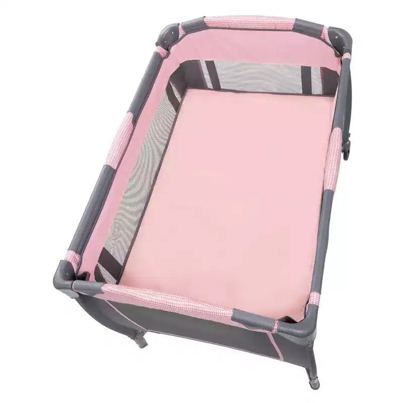 Laufstall für das Kinderzimmer mit Schaukelwiege, Stubenwagen und Wickeltisch