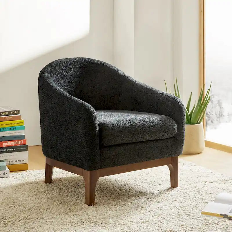 Poltrona a botte moderna in bouclé Augus con gambe in legno massello di HULALA HOME