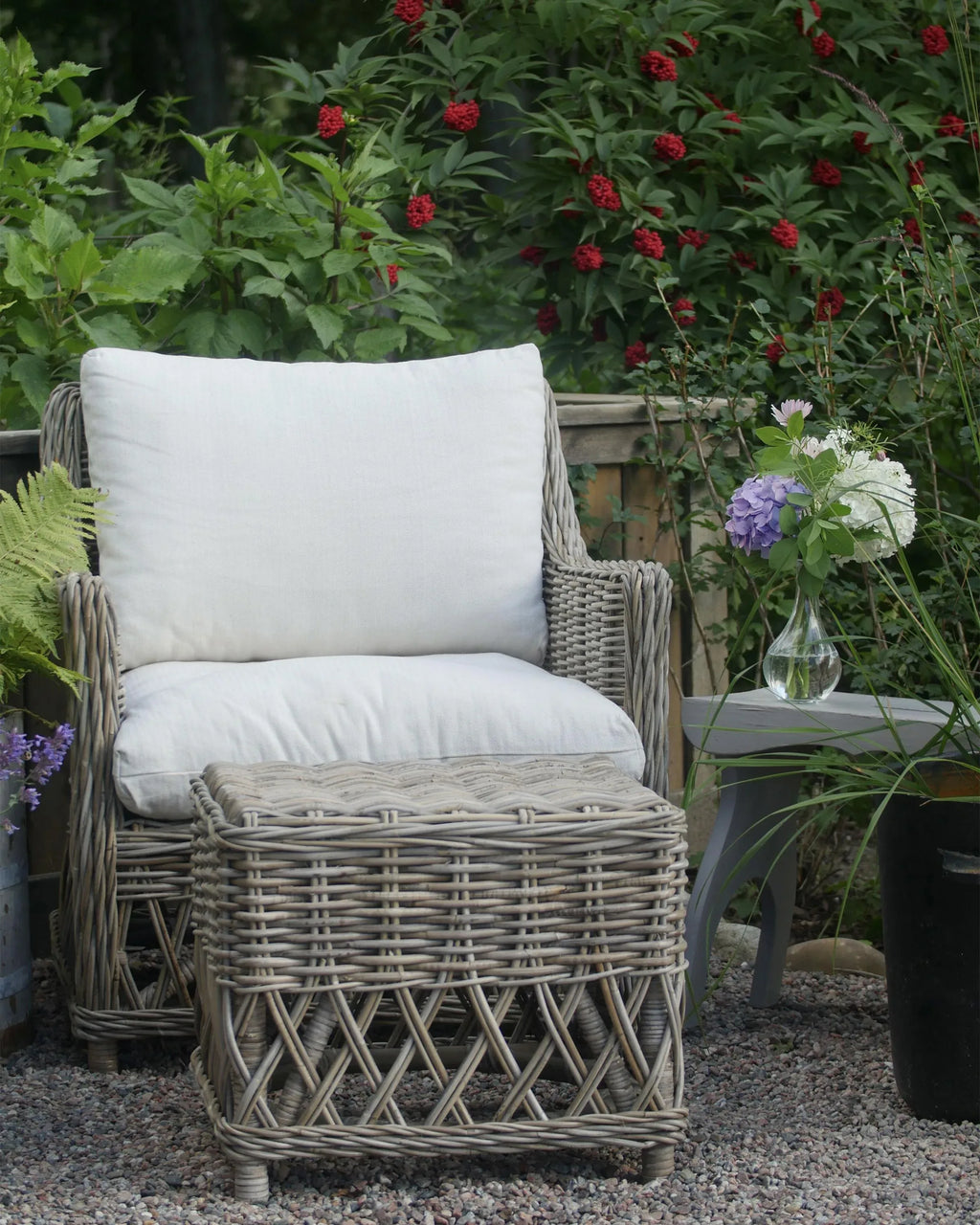 Tuinstoel met voetensteun van natuurlijk rotan