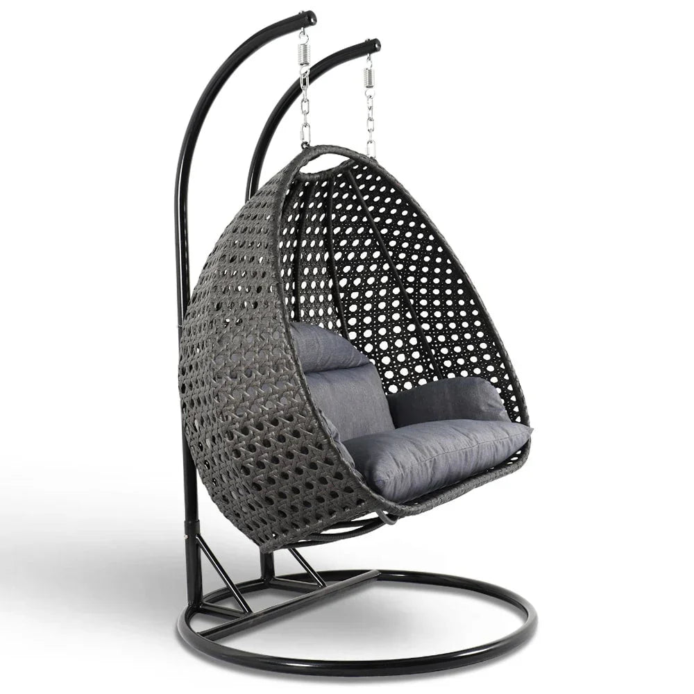 LeisureMod Hängesessel in Ei-Form für 2 Personen mit Gestell - Rattan-Pendelsessel für drinnen und draußen, Hängemattensessel für die Terrasse mit Kissen