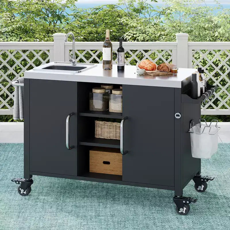 Isola cucina da esterno da 55.5 con lavello, tavolo da preparazione in acciaio inossidabile con portaspezie e ruote bloccabili, carrello per barbecue, nero - ModernLuxe