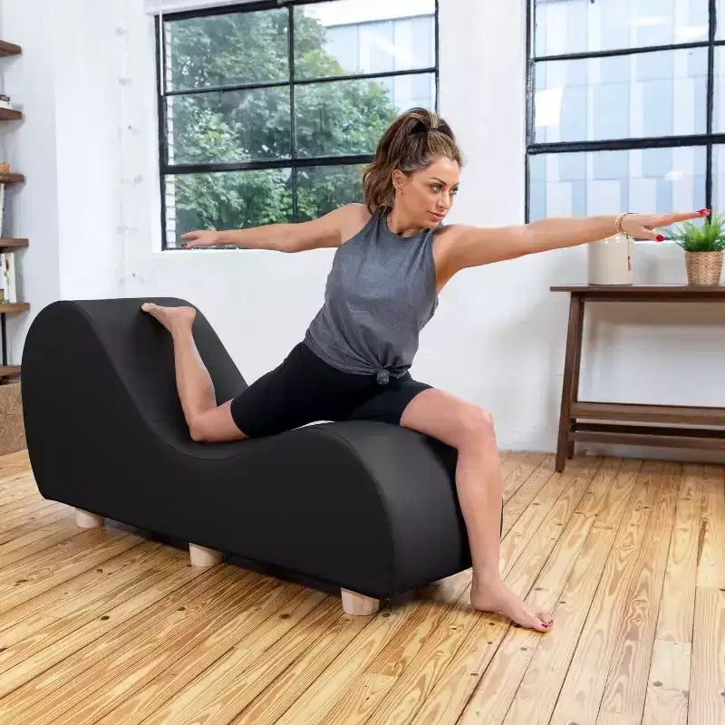 Chaise longue Avana per stretching e relax, gambe in legno di hevea, similpelle - Grigio sottomarino