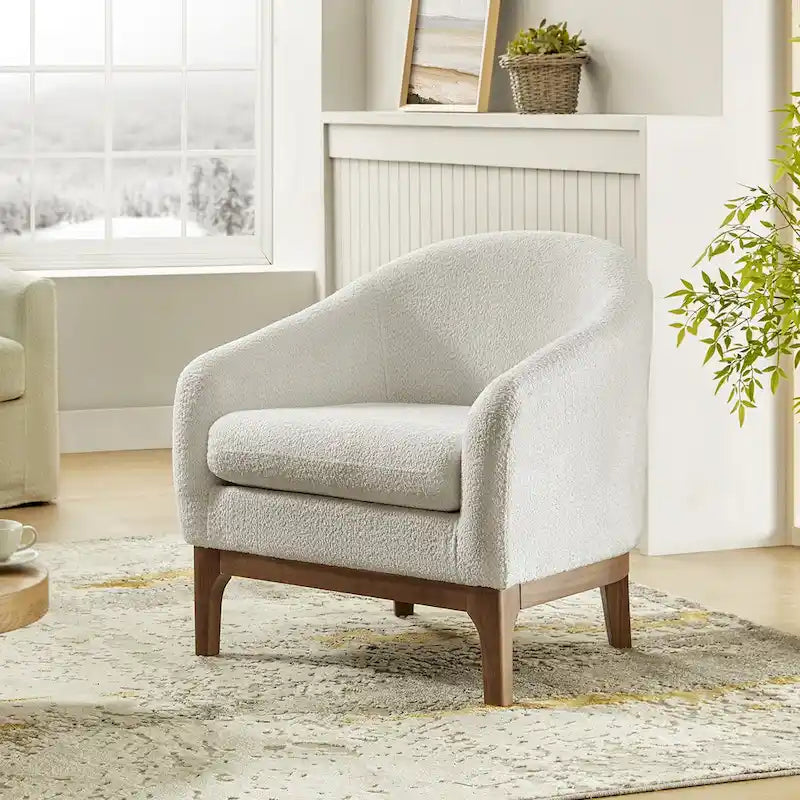 Poltrona a botte moderna in bouclé Augus con gambe in legno massello di HULALA HOME