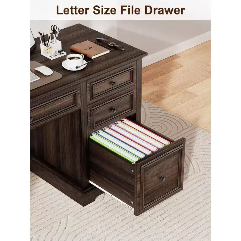 Dyonery 60-Zoll-Schreibtisch im Landhausstil mit Schubladen und Aktenschrank, Schreibtisch aus Holz mit geprägter Struktur fürs Homeoffice, Schwarz/Braun/Weiß und Braun