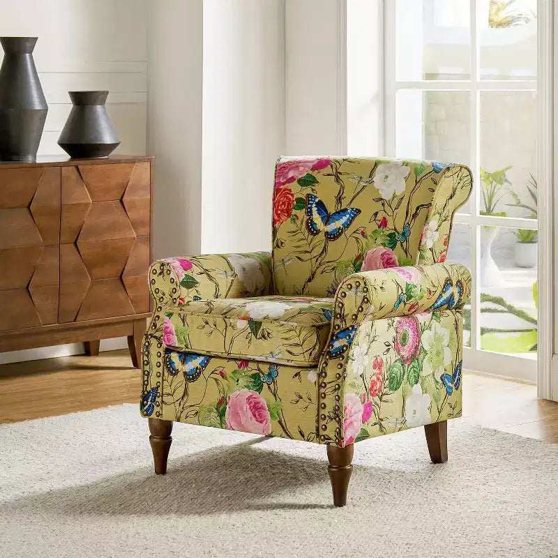 Araceli traditionele houten fauteuil met bloemenstof, hoge rugleuning met vleugels en siernagels| ART OF LIVING DESIGNS