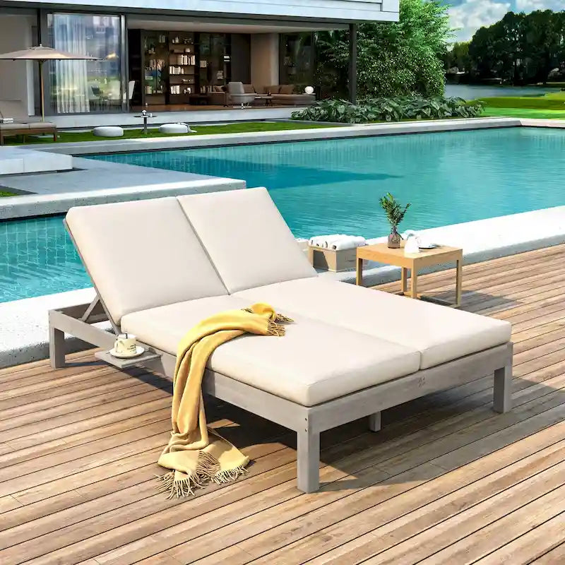 2 verstellbare Sonnenliegen mit 5 Positionen und Klapptischen für Poolbereich und Terrasse