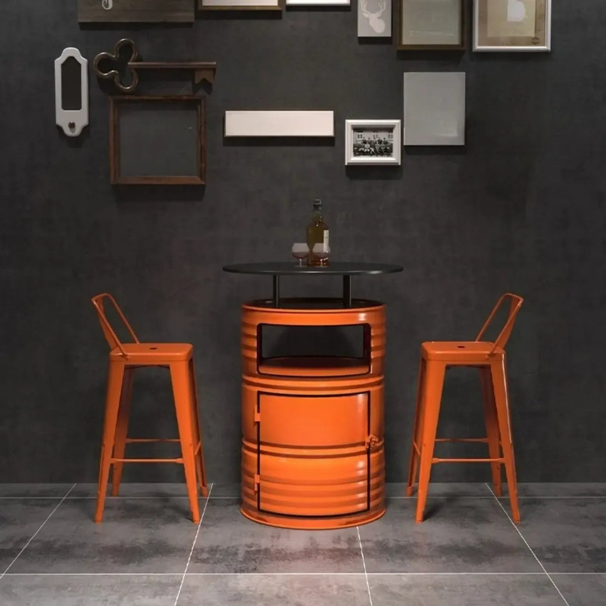 Industrielle schwarze und orangefarbene Metallfass-Tische mit Stauraum