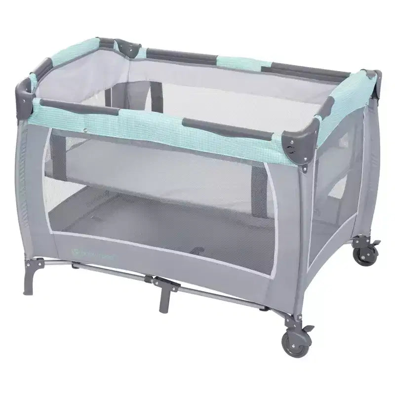 Laufstall für das Kinderzimmer mit Schaukelwiege, Stubenwagen und Wickeltisch