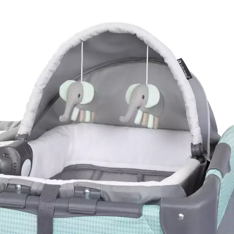 Laufstall für das Kinderzimmer mit Schaukelwiege, Stubenwagen und Wickeltisch