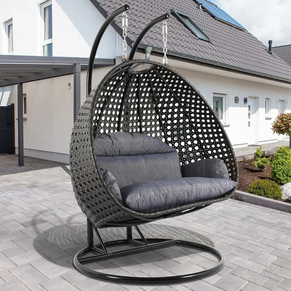 LeisureMod Hängesessel in Ei-Form für 2 Personen mit Gestell - Rattan-Pendelsessel für drinnen und draußen, Hängemattensessel für die Terrasse mit Kissen