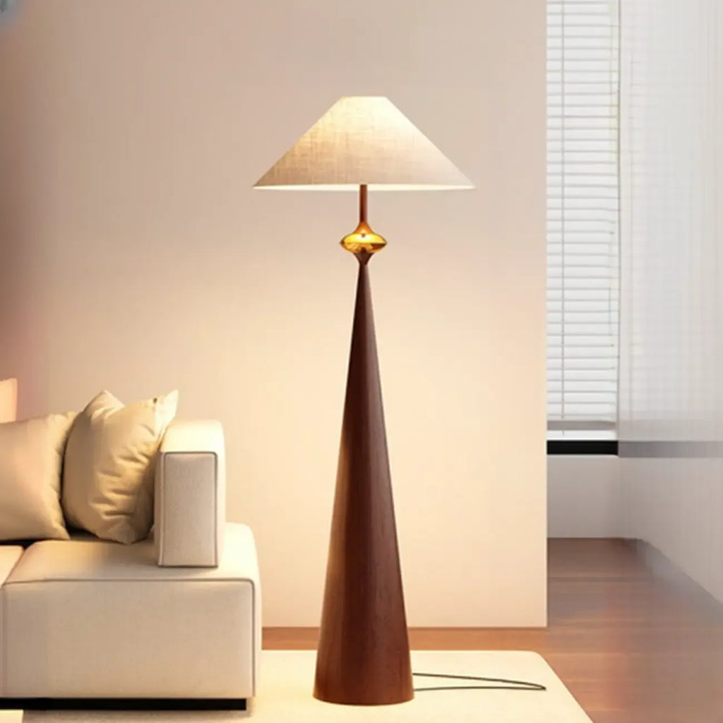 Moderne metalen vloerlamp met taps toelopende voet en stoffen kap