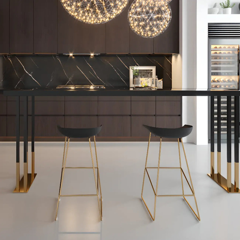 Luxe rechthoekige houten bartafel met gouden sledevoet om aan te dineren