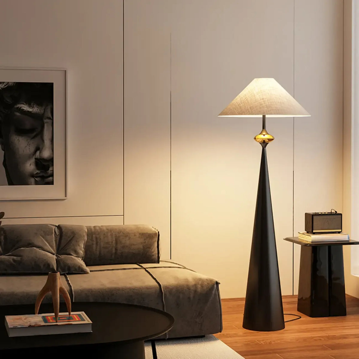 Moderne metalen vloerlamp met taps toelopende voet en stoffen kap
