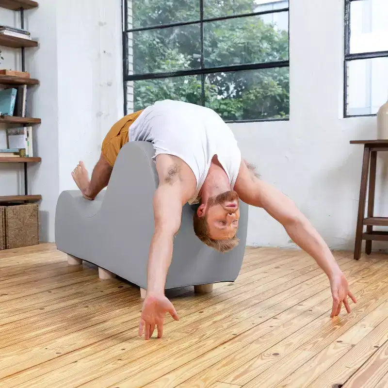 Chaise longue Avana per stretching e relax, gambe in legno di hevea, similpelle - Grigio sottomarino
