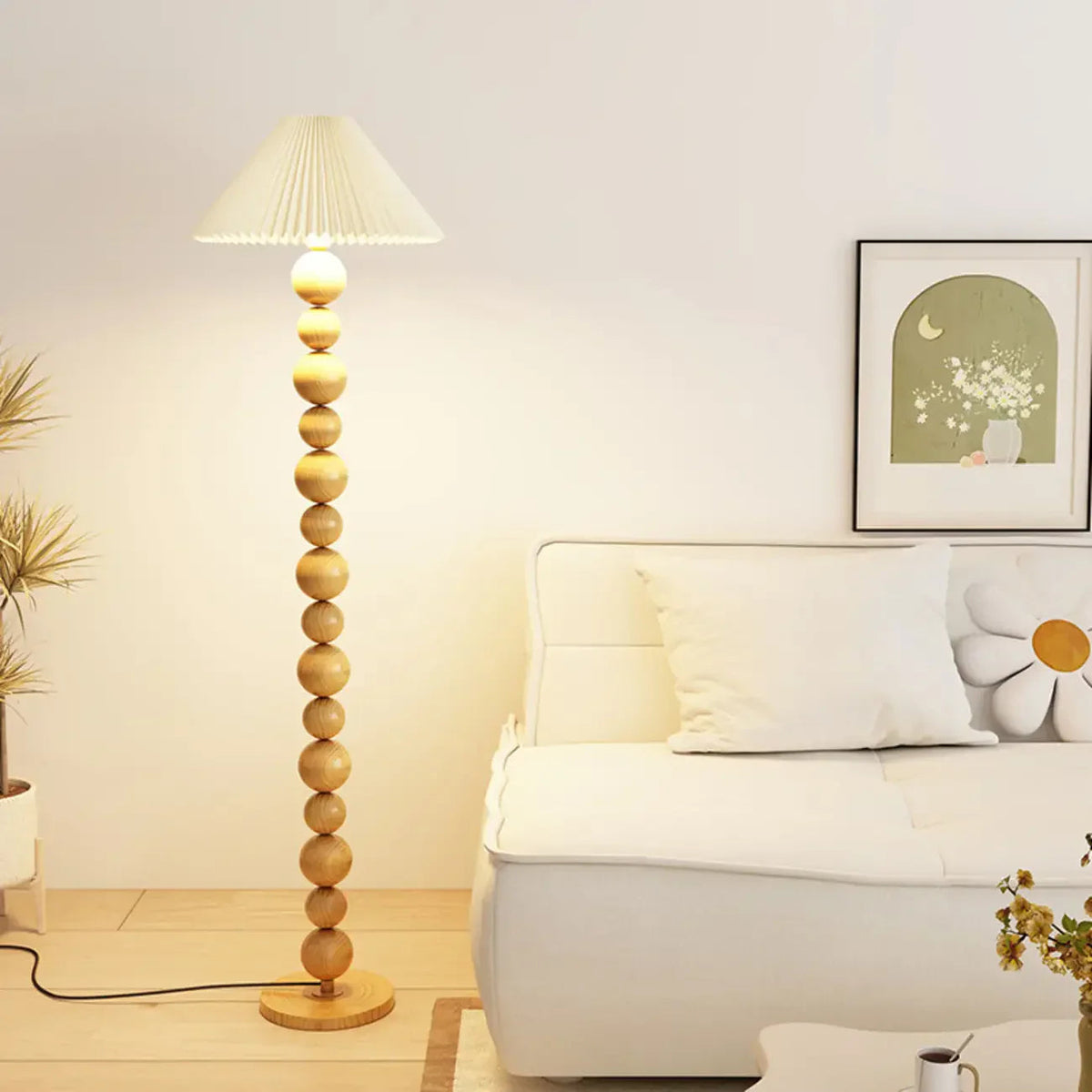 Dekorative moderne Stehlampe mit gestapelten Kugeln und Stoffschirm