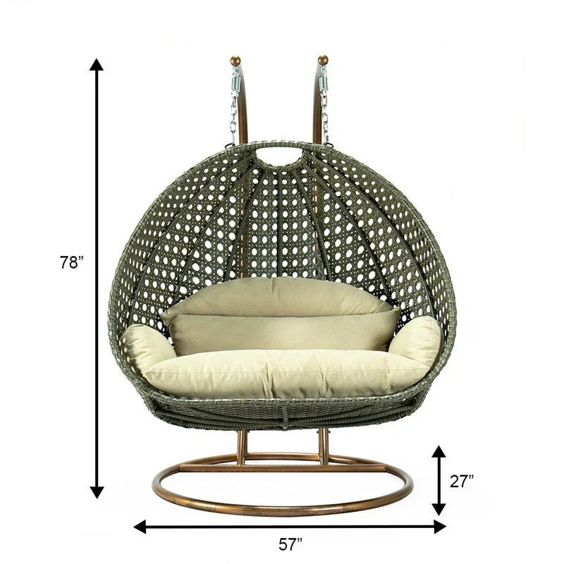 LeisureMod Hängesessel in Ei-Form für 2 Personen mit Gestell - Rattan-Pendelsessel für drinnen und draußen, Hängemattensessel für die Terrasse mit Kissen