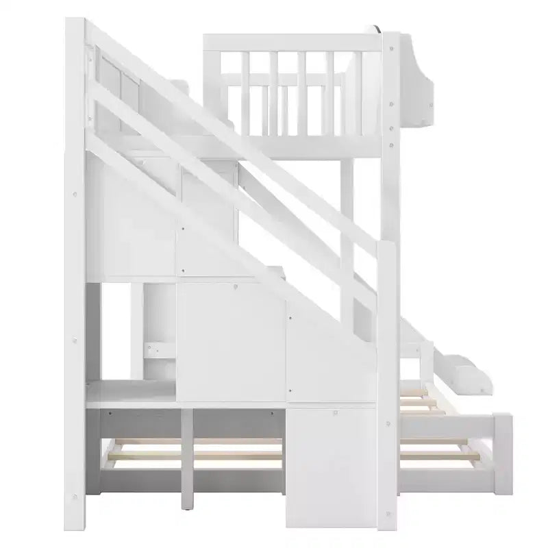 Stapelbed met een twijfelaar boven een tweepersoonsbed, met glijbaan, planken, opbergtreden en kledingkast voor de kinderkamer