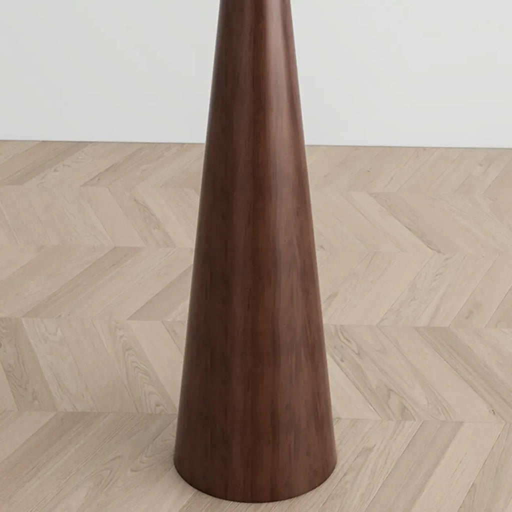 Moderne metalen vloerlamp met taps toelopende voet en stoffen kap
