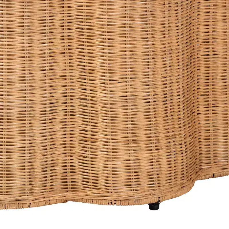 bali & pari Palm Beistelltisch aus Rattan im Boho-Stil, honigfarben und muschelförmig