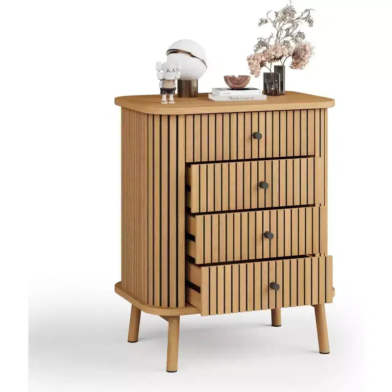 Comò a 4 cassetti per camera da letto, comodino, capiente cassettiera boho in vimini con maniglie nere opache e gambe in legno