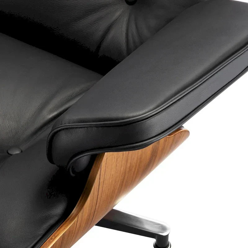 Poltrona lounge d’accento Furgle in vera pelle con pouf e legno di noce
