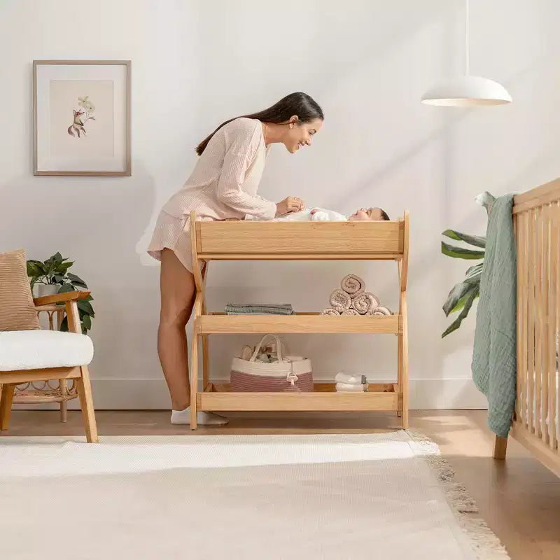 Fasciatoio Comfy Cubs - struttura robusta in legno, stile intramontabile e due ripiani aperti per gli accessori del neonato