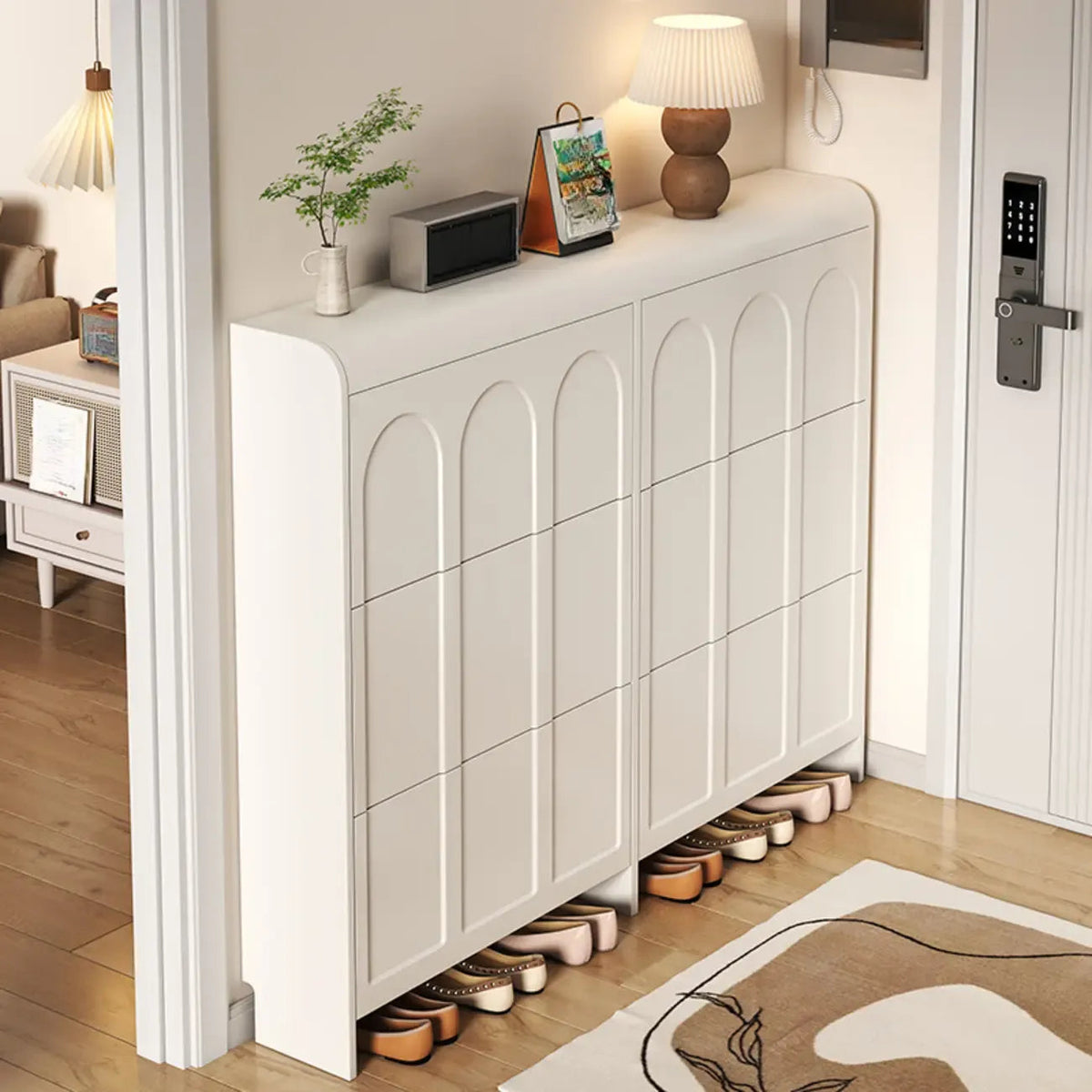 Smalle witte houten schoenenkast met klepdeuren en 3 niveaus