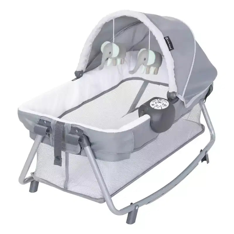 Laufstall für das Kinderzimmer mit Schaukelwiege, Stubenwagen und Wickeltisch