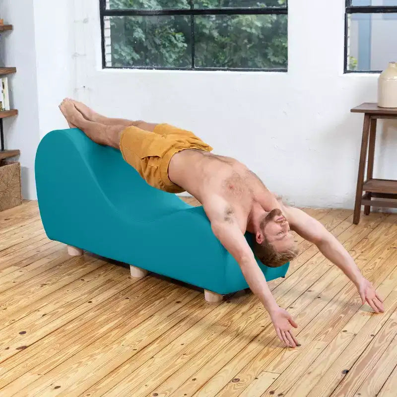 Chaise longue Avana per stretching e relax, gambe in legno di hevea, similpelle - Grigio sottomarino