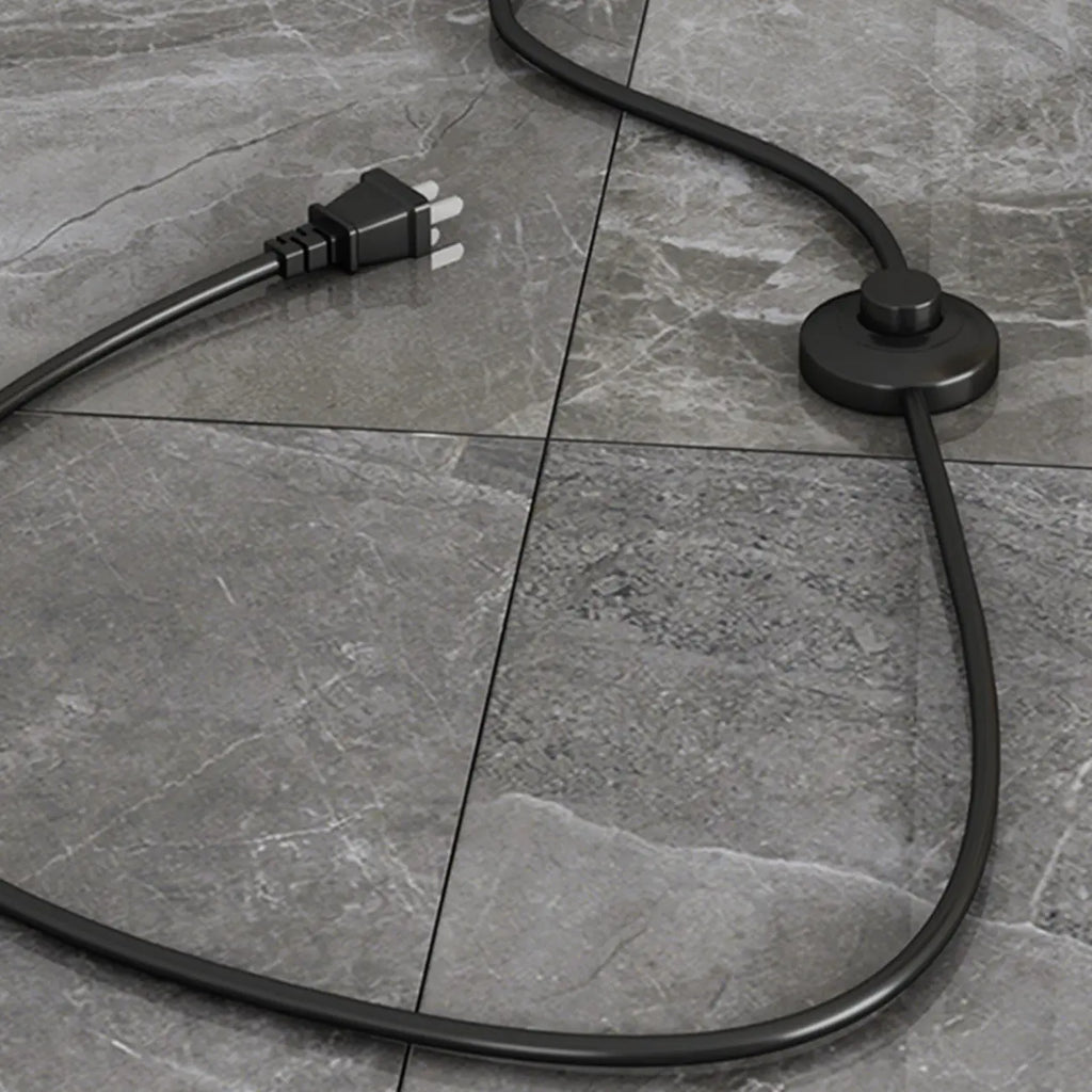Moderne metalen vloerlamp met taps toelopende voet en stoffen kap