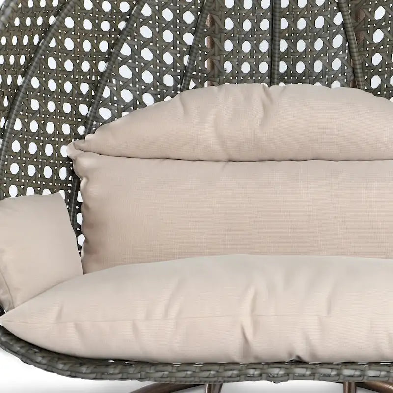 LeisureMod Hängesessel in Ei-Form für 2 Personen mit Gestell - Rattan-Pendelsessel für drinnen und draußen, Hängemattensessel für die Terrasse mit Kissen