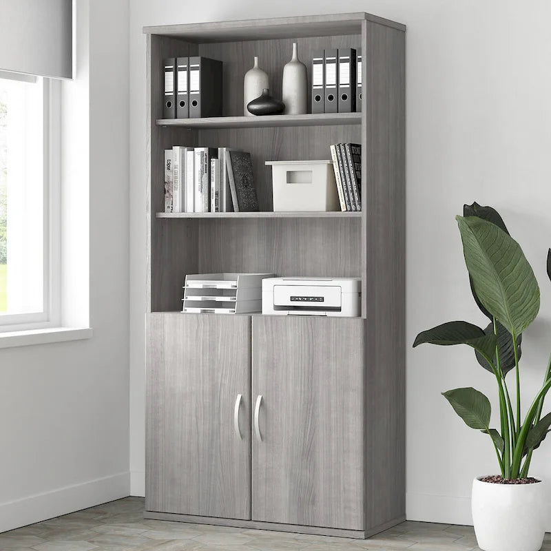 Hoge boekenkast met 5 planken en deuren