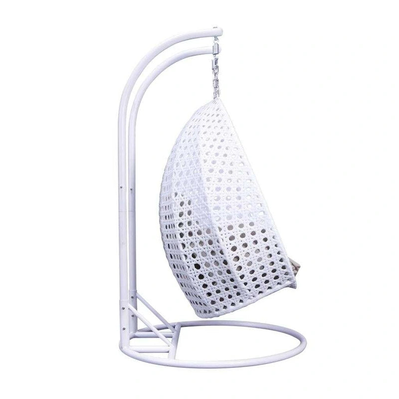 LeisureMod Hängesessel in Ei-Form für 2 Personen mit Gestell - Rattan-Pendelsessel für drinnen und draußen, Hängemattensessel für die Terrasse mit Kissen