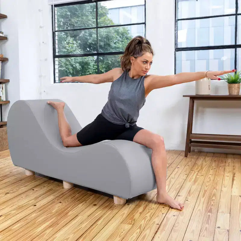 Chaise longue Avana per stretching e relax, gambe in legno di hevea, similpelle - Grigio sottomarino