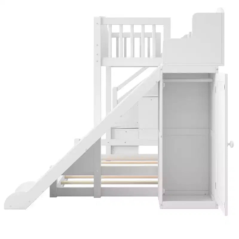 Stapelbed met een twijfelaar boven een tweepersoonsbed, met glijbaan, planken, opbergtreden en kledingkast voor de kinderkamer