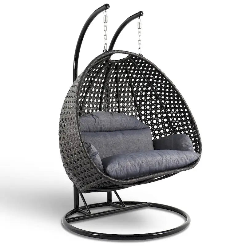 LeisureMod Hängesessel in Ei-Form für 2 Personen mit Gestell - Rattan-Pendelsessel für drinnen und draußen, Hängemattensessel für die Terrasse mit Kissen