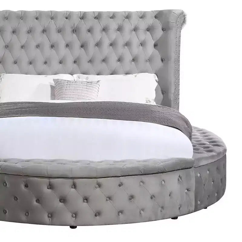 Letto matrimoniale Gaiva 109 in velluto grigio - Acme Furniture: elegante design con borchie decorative e bottoni capitonné, struttura in legno composito