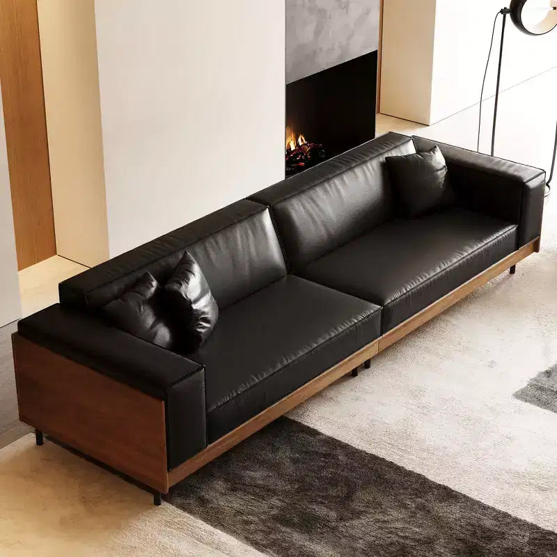 Divano contemporaneo in pelle da 98.42 con struttura in legno massello, gambe in metallo e 3 cuscini decorativi