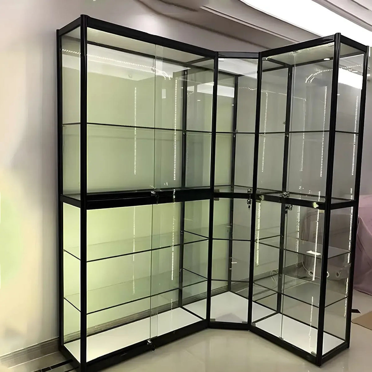 Moderner rechteckiger Vitrinenschrank aus schwarzem Glas