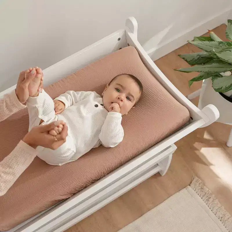 Fasciatoio Comfy Cubs - struttura robusta in legno, stile intramontabile e due ripiani aperti per gli accessori del neonato