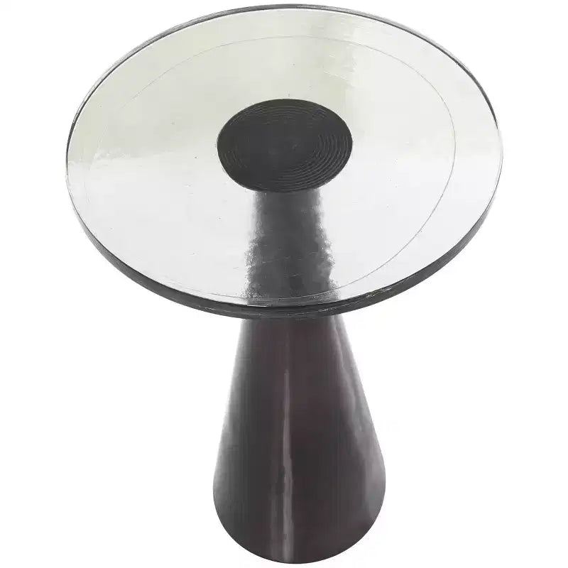 Geometrischer Akzenttisch aus Aluminium in Kegelform mit strukturierter Glasplatte, 24 in