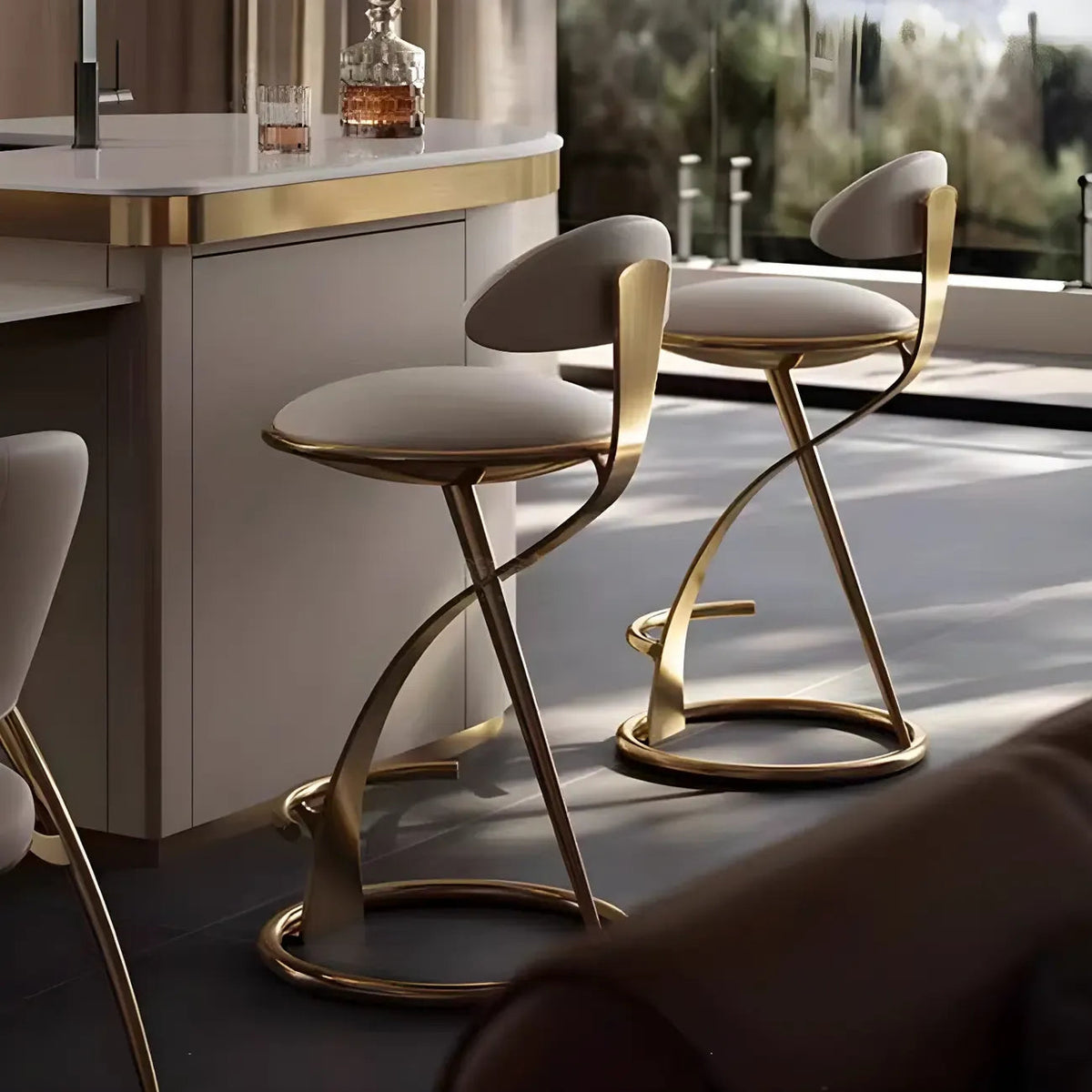 Luxe barkruk met strak beige leren zitvlak en goudkleurig metalen frame