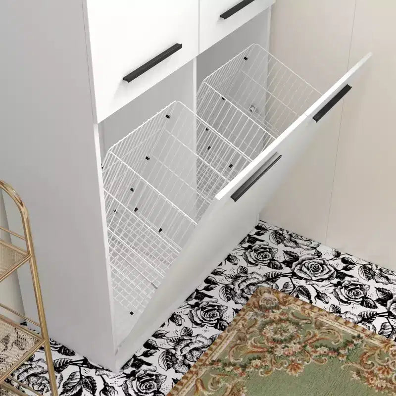 Mobiletto moderno bianco Famapy per il bagno con cesto portabiancheria al livello inferiore