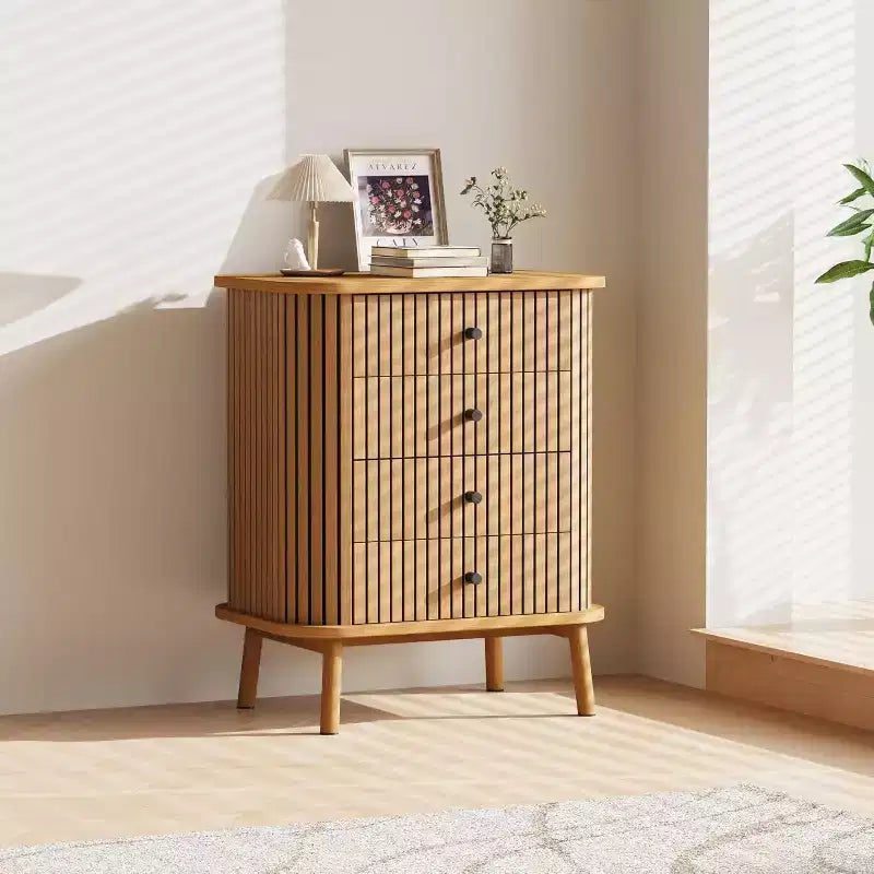 Kommoden mit 4 Schubladen, Schubladenkommode fürs Schlafzimmer, Nachttisch, geräumige Boho-Kommode aus Korbgeflecht mit mattschwarzen Griffen und Holzbeinen
