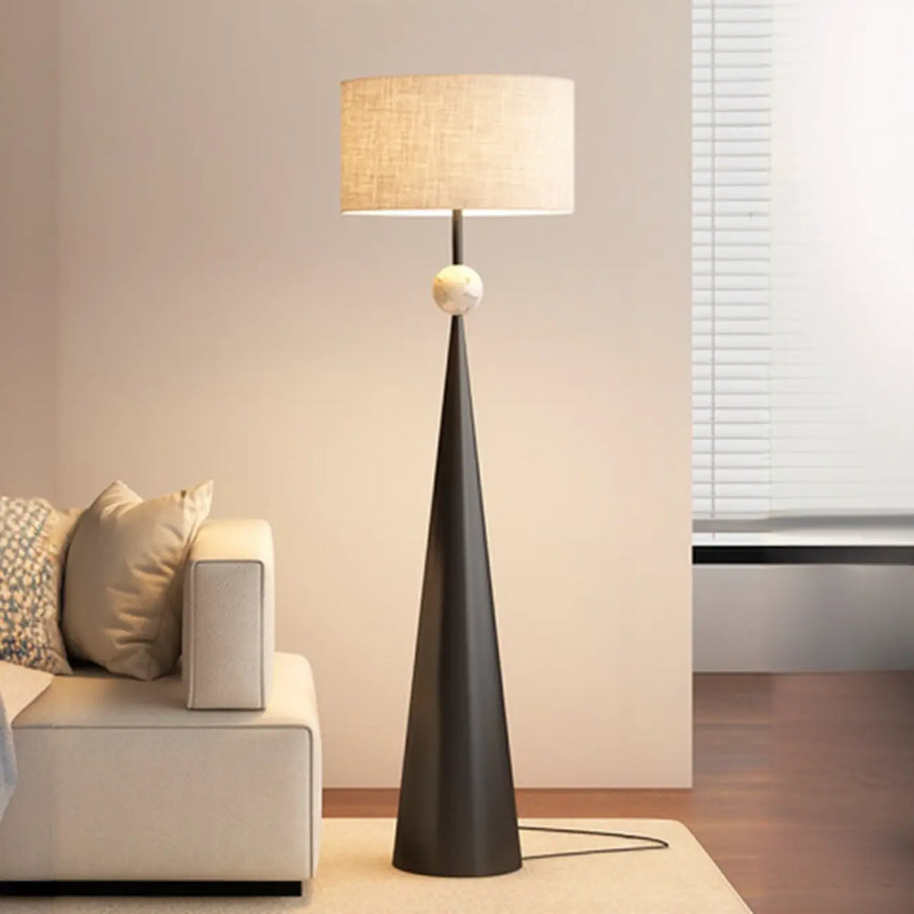 Moderne metalen vloerlamp met taps toelopende voet en stoffen kap