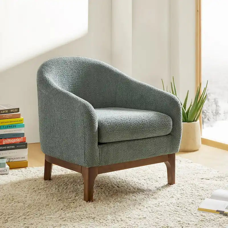 Poltrona a botte moderna in bouclé Augus con gambe in legno massello di HULALA HOME