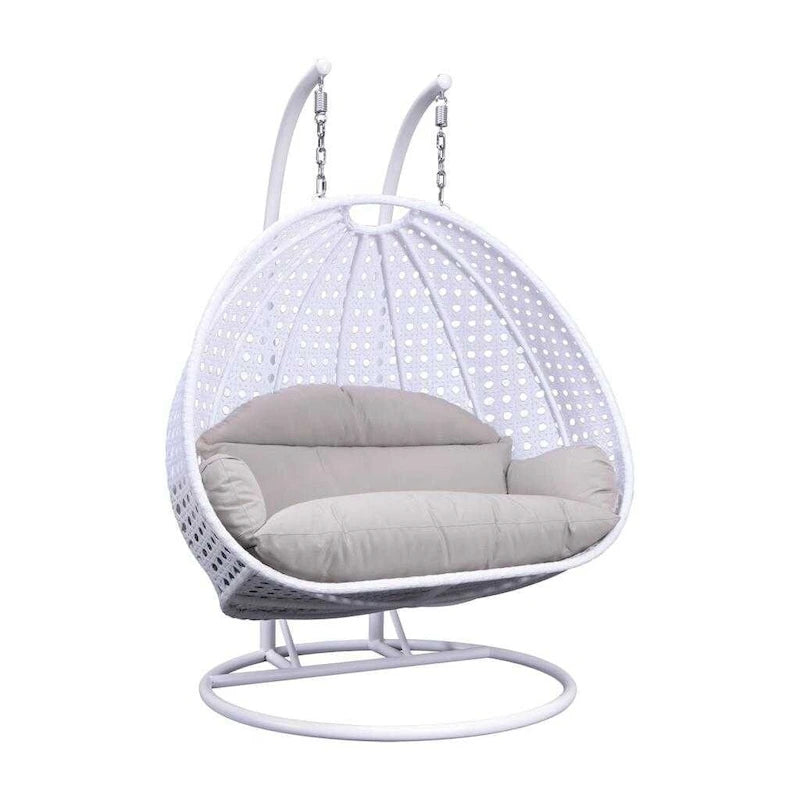 LeisureMod Hängesessel in Ei-Form für 2 Personen mit Gestell - Rattan-Pendelsessel für drinnen und draußen, Hängemattensessel für die Terrasse mit Kissen